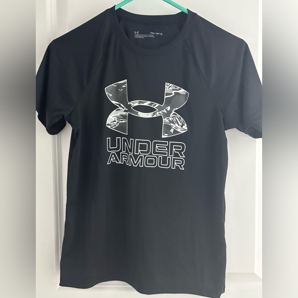2 boys short sleeve size medium